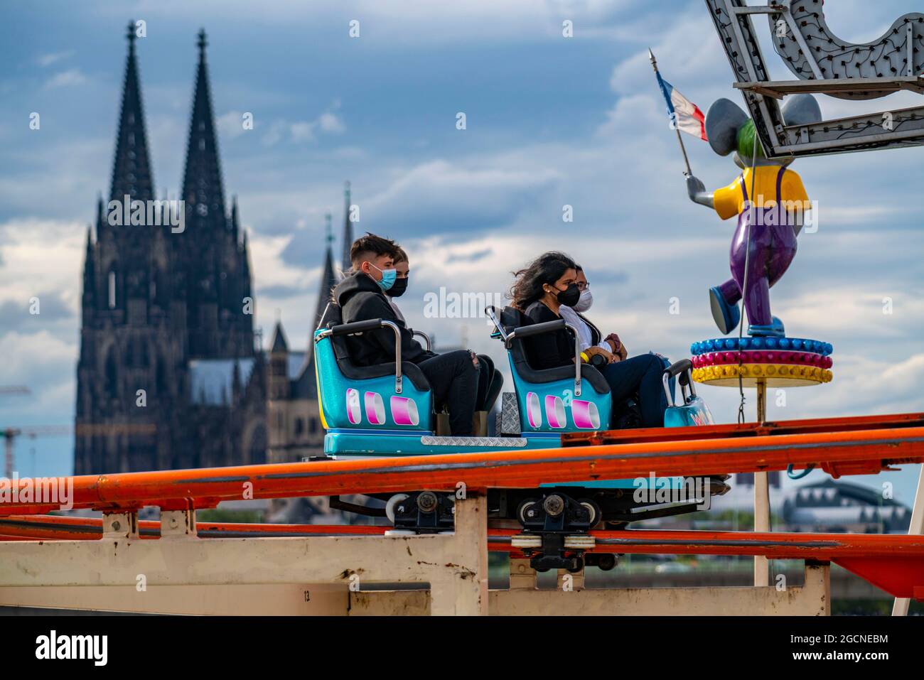 Achterbahn Wilde Maus, auf der Kirmes Happy Colonia, Kirmes-Spaß mit Maske, Corona-konformer Kirmes in der Deutzer Werft, am Rhein, eine Zeitverweilige Stockfoto