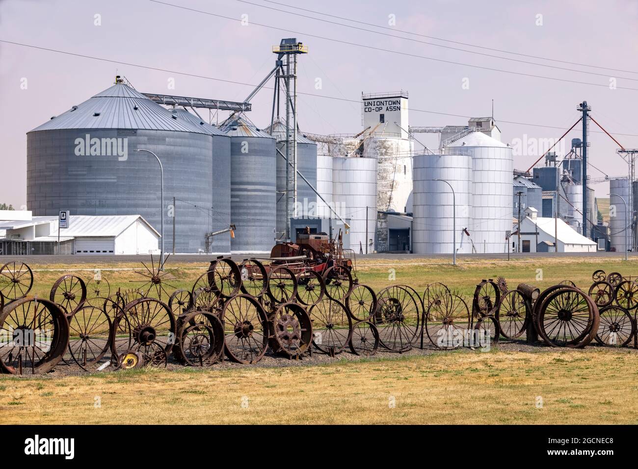 Metallwagen-Radzaun, Dahmen Barn, Uniontown, Palouse, Staat Washington, USA. Stockfoto