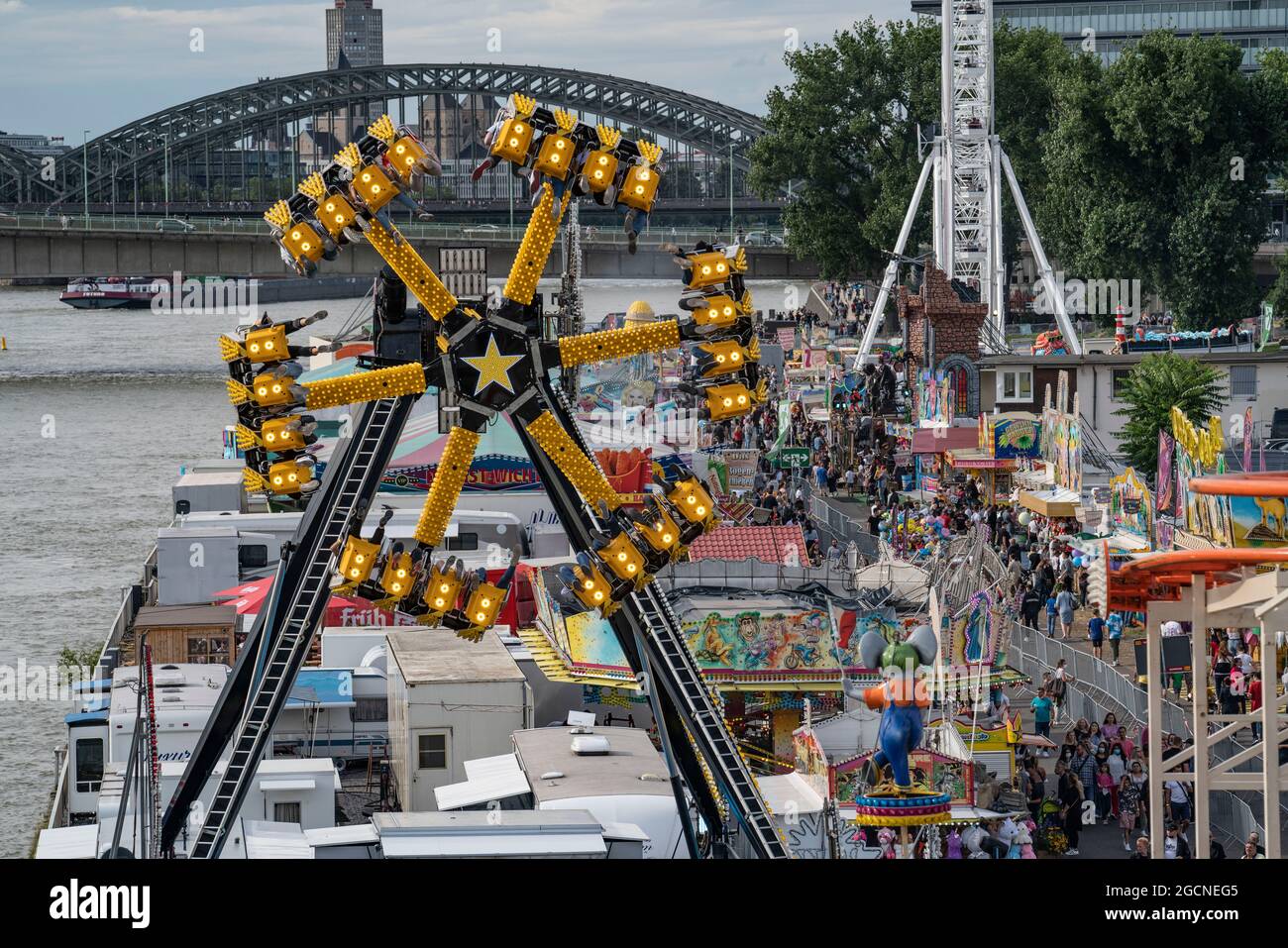 Kirmes Happy Colonia, Corona-konforme Kirmes auf der Deutz-Werft, am Rhein, Riesenrad, Deutz-Eisenbahnbrücke, ein temporärer Vergnügungspark von Stockfoto