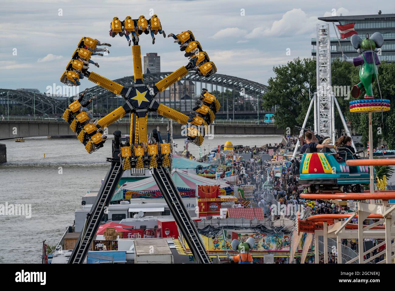 Kirmes Happy Colonia, Corona-konforme Kirmes auf der Deutz-Werft, am Rhein, Riesenrad, Deutz-Eisenbahnbrücke, ein temporärer Vergnügungspark von Stockfoto