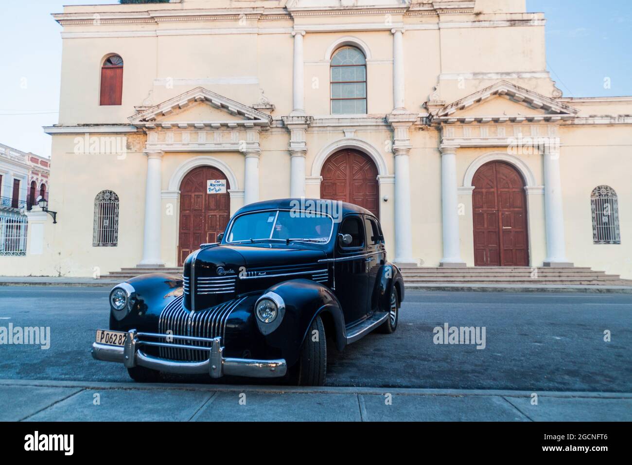 CIENFUEGOS, KUBA - 10. FEBRUAR 2016: Oldtimer Chrysler Royal auf dem Parque Jose Marti Platz in Cienfuegos, Kuba. Catedral de la Purisima Concepcion c Stockfoto