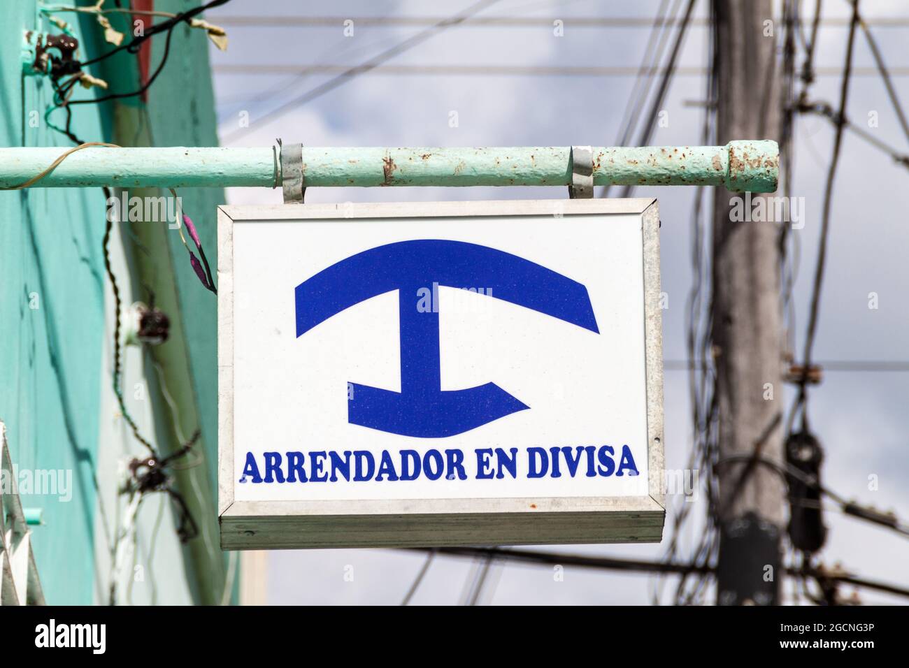 Schild 'Arrendador en Divisa' bei Casa Particular (Privatunterkunft) für Ausländer in Kuba. Homestays für Kubaner haben eine andere Farbe. Stockfoto