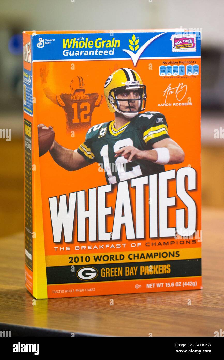 Eine Wheaties Frühstücksflocken mit Fotos von Green Bay Packers Quarterback Aaron Rodgers, die auf einer Küchentische sitzen. Stockfoto