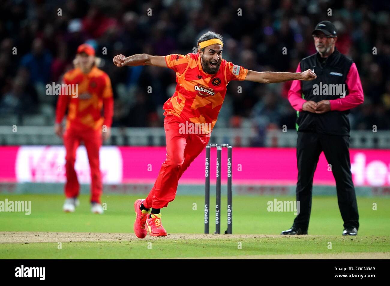 Imran Tahir von Birmingham Phoenix feiert, nachdem er das Wicket von David Payne gewonnen hat, um das Spiel während des 100-Matches in Edgbaston, Birmingham, zu gewinnen. Bilddatum: Montag, 9. August 2021. Stockfoto
