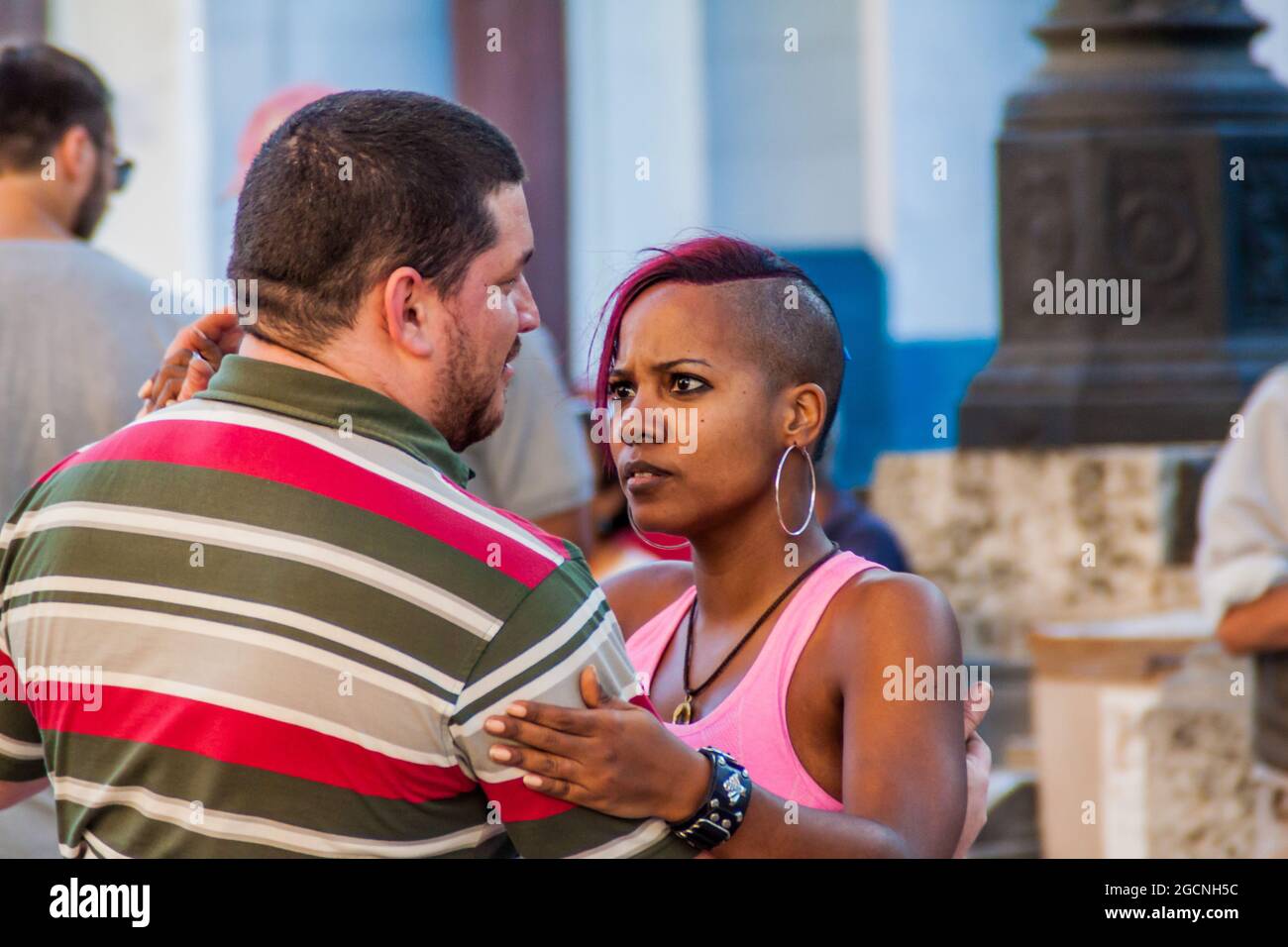 HAVANNA, KUBA - 21. FEB 2016: Ein Paar Kubaner tanzt in der Fußgängerzone des Paseo de Marti Prado in Havanna. Stockfoto