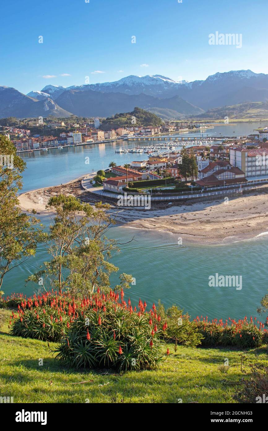 RIBADESELLA, SPANIEN - 13. Januar 2021: Blick auf die Stadt vom Aussichtspunkt Ermita de la guia, Ribadesella, Asturien, Spanien. Stockfoto