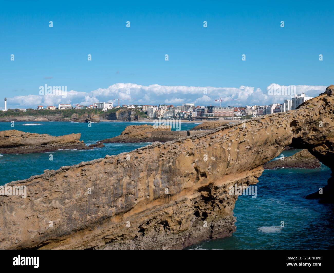 BIARRITZ, FRANKREICH - 10. Oktober 2020: Blick von den Küstenfelsen auf die Stadt, Biarritz, Frankreich. Stockfoto