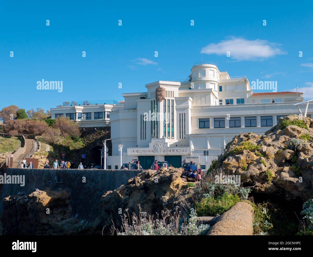 BIARRITZ, FRANKREICH - 10. Oktober 2020: Gebäude des Meeresmuseums auf dem Felsen von Atalaia, Biarritz, Frankreich. Aquarium und Sammlung von Meerestieren und Vögeln. Stockfoto