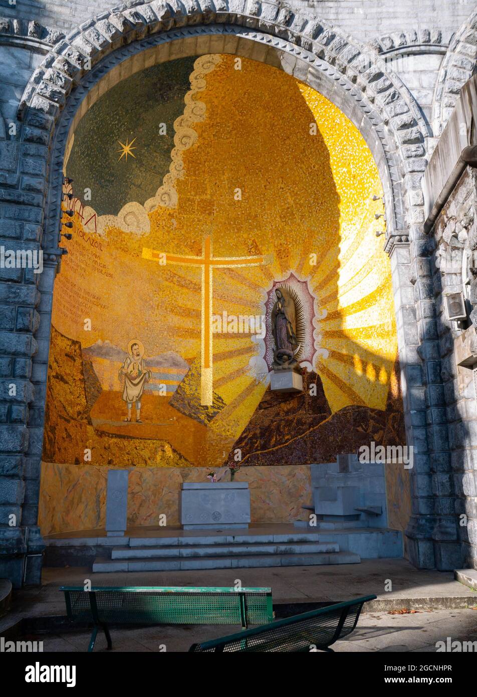 LOURDES, FRANKREICH - 12. Oktober 2020: Externe Kapelle unserer Lieben Frau von Guadalupe der Basilika Unsere Liebe Frau vom Rosenkranz, Lourdes, Frankreich Stockfoto