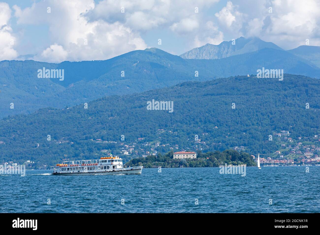 Linienschiff vorbei an Isola Madre, Stresa, Lago Maggiore, Piemont, Italien Stockfoto