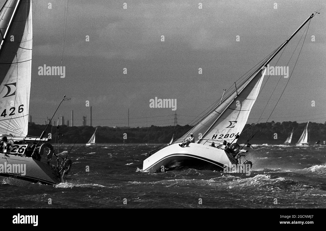 AJAXNETPHOTO. 1985. SOLENT, ENGLAND. - FASTNET-RENNSTART - DUTCH YACHT KOLME BEI RAUEM WETTER AM START. FOTO: JONATHAN EASTLAND/AJAX REF: FNT85 31A 96 Stockfoto