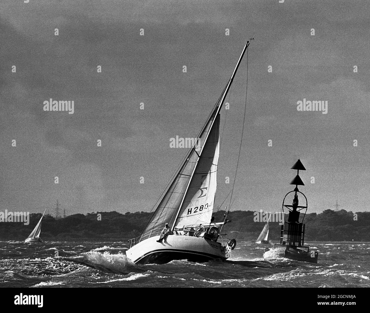 AJAXNETPHOTO. 1985. SOLENT, ENGLAND. - FASTNET-RENNSTART - DUTCH YACHT KOLME BEI RAUEM WETTER AM START. FOTO: JONATHAN EASTLAND/AJAX REF: FNT85 34A 99 Stockfoto