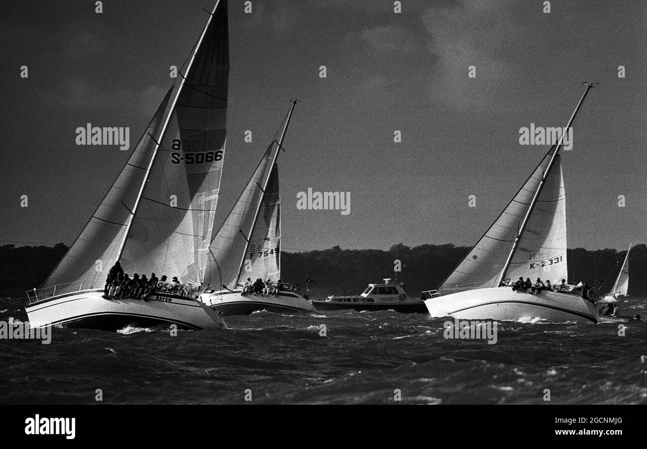 AJAXNETPHOTO. 1985. SOLENT, ENGLAND. - FASTNET-RENNSTART - SCHWEDISCHE YACHT RAVEN (S5066) UND K2331 BEI RAUEM WETTER AM START. FOTO: JONATHAN EASTLAND/AJAX REF: FNT85 27A 51 Stockfoto