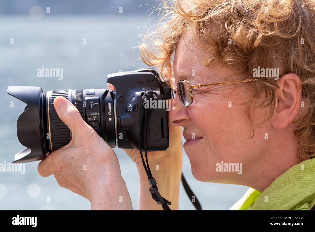 Frau, die Fotos macht, Lago Maggiore, Piemont, Italien Stockfoto