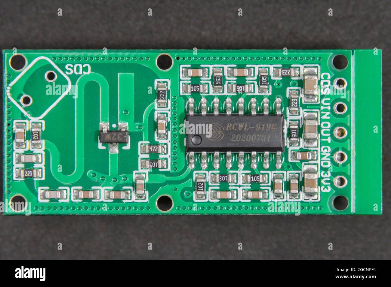 Makroaufnahme der Leiterplatte des kleinen Körperbewegungssensors. IC Chip RCWL-0516 ist ein Steuerchip für die Verarbeitung von Übertragungssignalen. Stockfoto