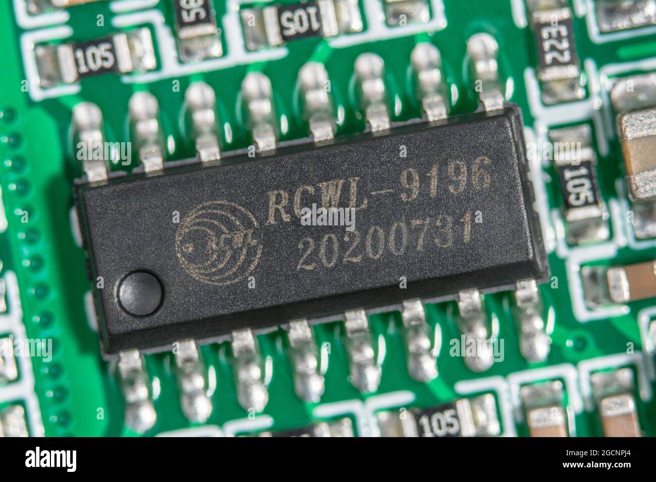 Makroaufnahme der Leiterplatte des kleinen Körperbewegungssensors. IC Chip RCWL-0516 ist ein Steuerchip für die Verarbeitung von Übertragungssignalen. Stockfoto
