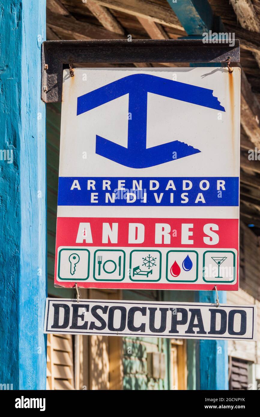 BARACOA, KUBA - 4. FEB 2016: Zeichen 'Arrendador en Divisa' in Casa Particular (Privatunterkunft) für Ausländer in Kuba. Homestays für Kubaner haben unterschiedliche Stockfoto