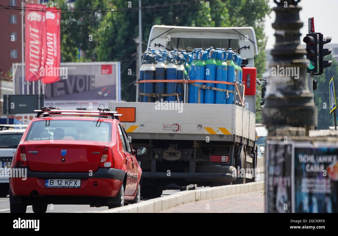 Bukarest, Rumänien - 12. Juli 2021: Gasflaschen mit Sauerstoff und Inertgas werden in einem LKW auf einer verkehrsreichen Straße in Bukarest transportiert. Stockfoto