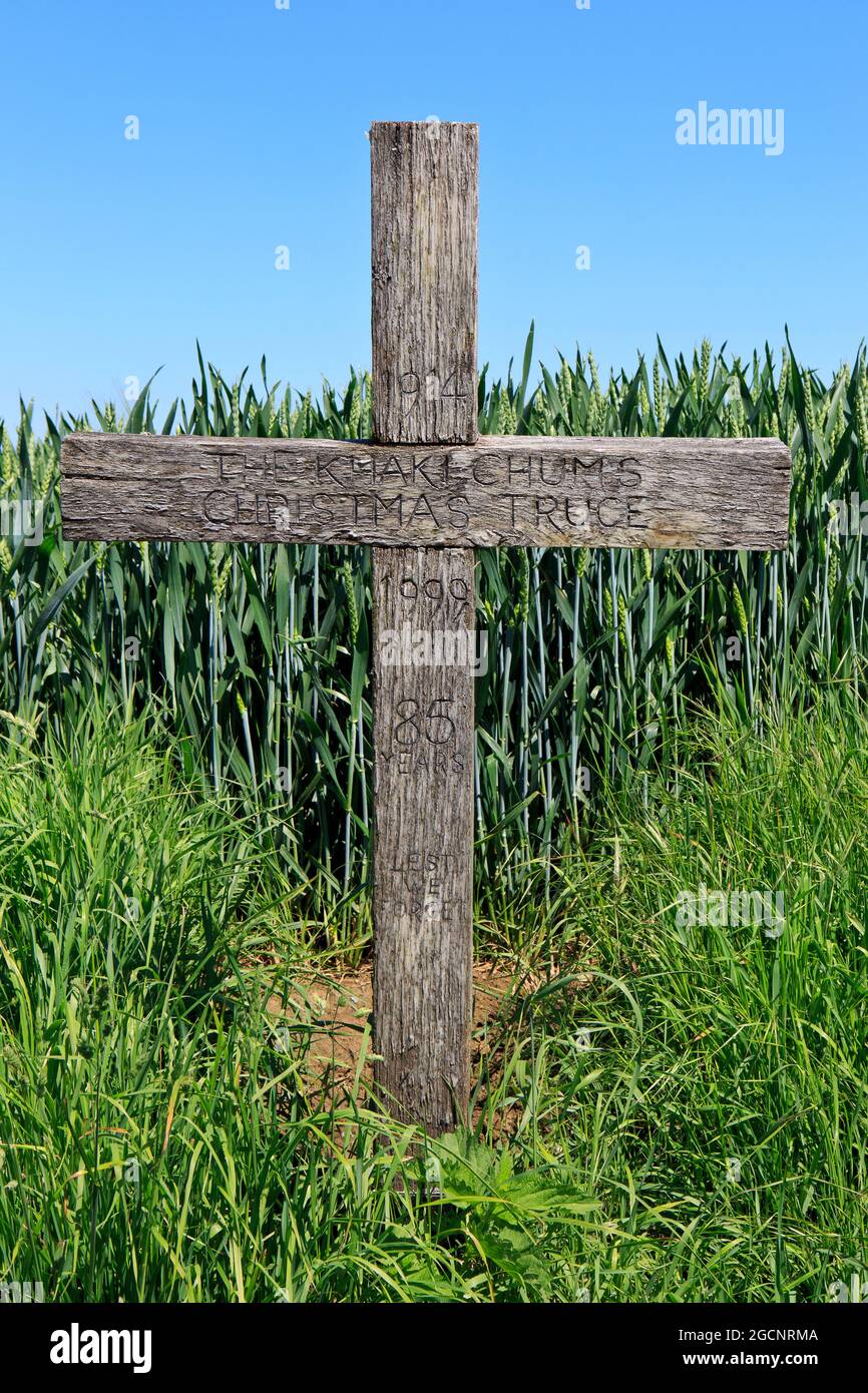 Der erste Weltkrieg - 1914 Khaki Chums Holzkreuz - Weihnachts-Waffenstillstandsdenkmal in Comines-Warneton, Belgien Stockfoto