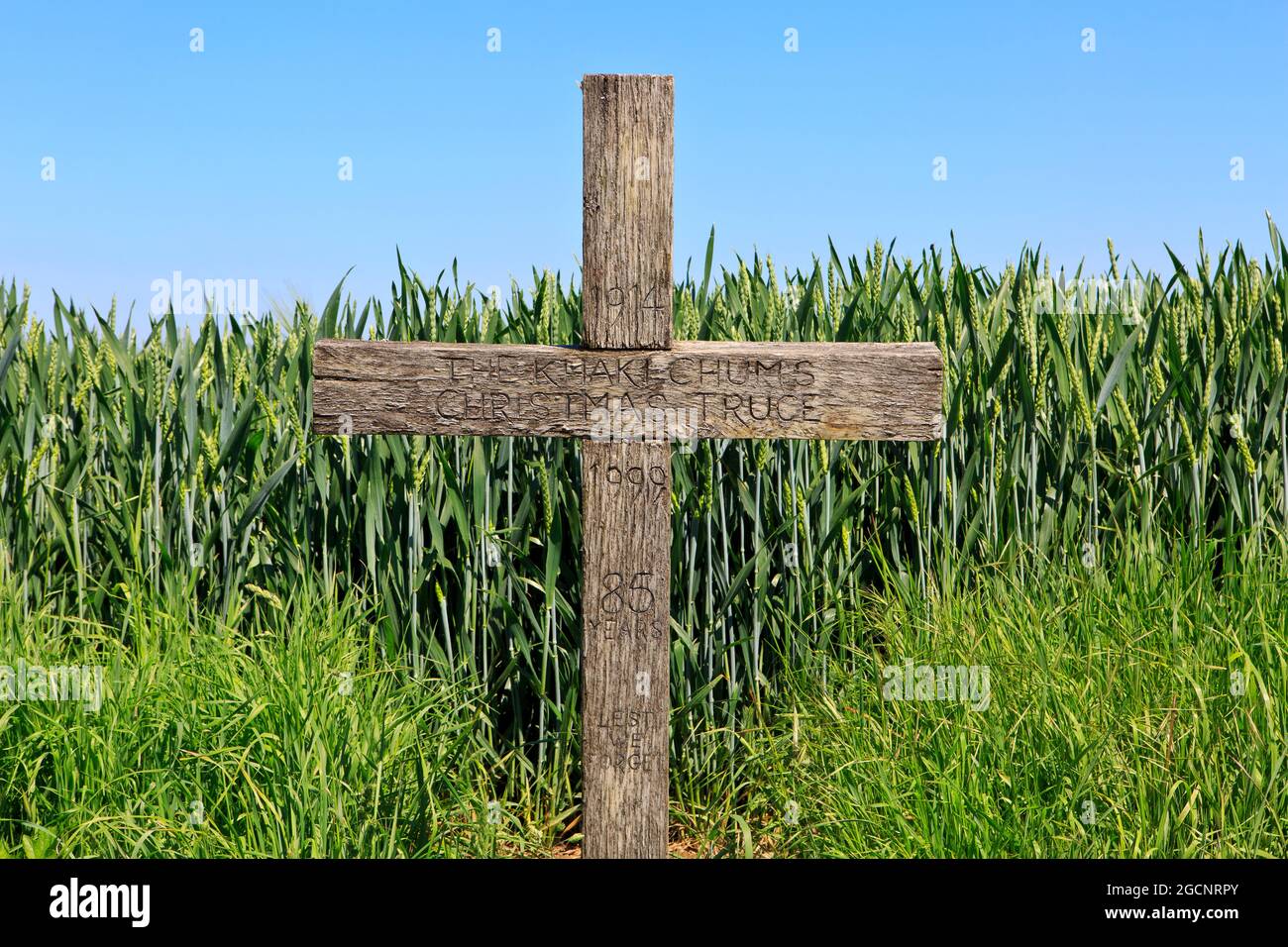 Der erste Weltkrieg - 1914 Khaki Chums Holzkreuz - Weihnachts-Waffenstillstandsdenkmal in Comines-Warneton, Belgien Stockfoto