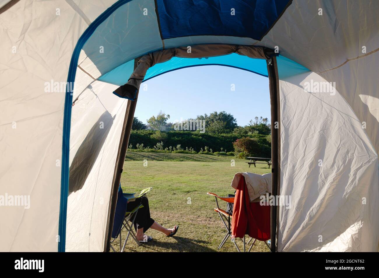 Zeltcamping auf dem Campingplatz Garrison Holidays, St. Mary's Island, Isles of Scilly, Cornwall, England, Großbritannien, Juli 2021 Stockfoto