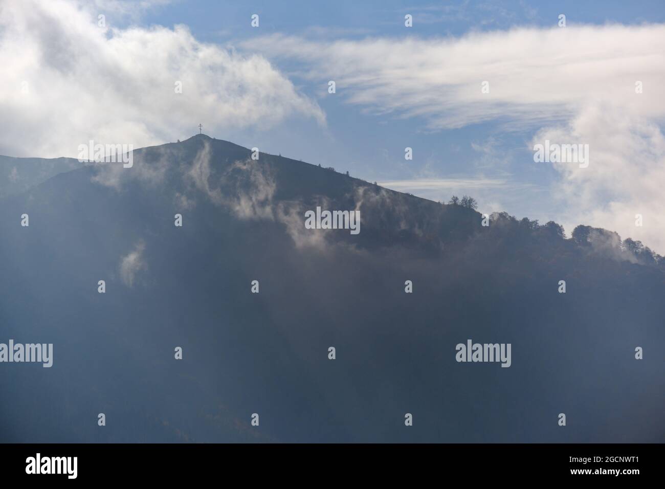 Morgen neblige Wolken im Sonnenlicht und Herbst Berglandschaft. Ukraine, Karpaten, Borzhava-Gebirge, Transkarpatien. Stockfoto