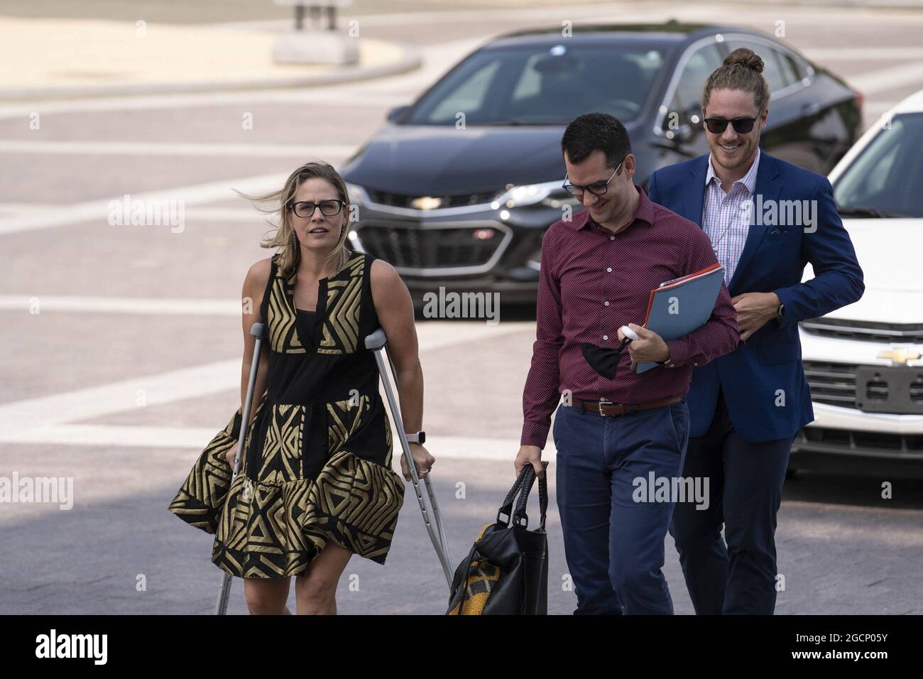 Washington DC, USA. August 2021. Senator Kyrsten Sinema (D-AZ) trifft am Montag, den 8. August 2021, im US-Kapitol ein, während der Senat daran arbeitet, das parteiübergreifende Infrastrukturgesetz in Washington, DC, voranzutreiben. Es wird erwartet, dass der Senat am Dienstagmorgen eine Schlussabstimmung abhält. Foto von Sarah Silbiger/UPI Credit: UPI/Alamy Live News Stockfoto