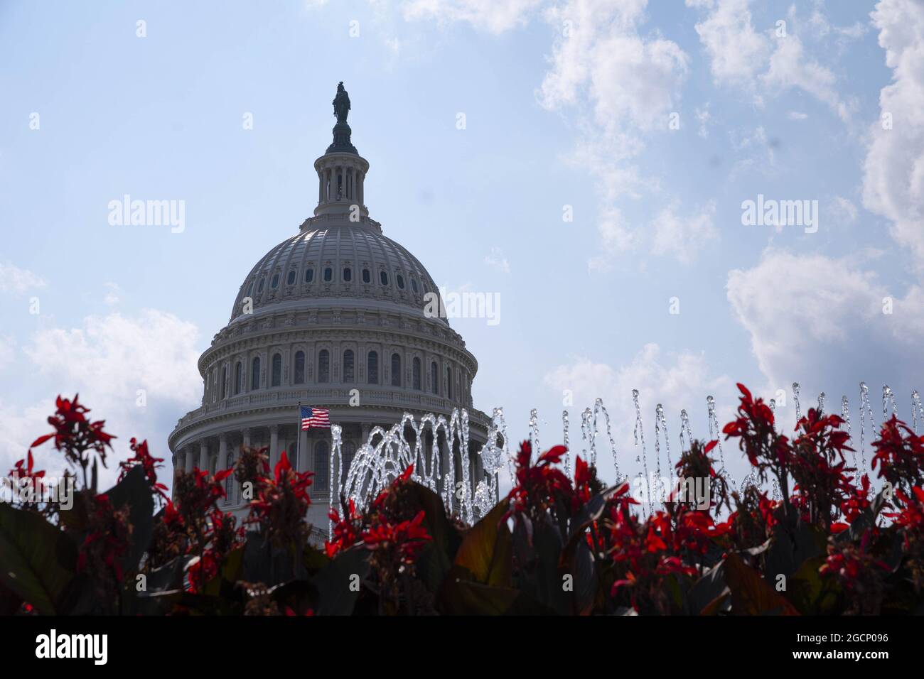 Washington DC, USA. August 2021. Das Äußere des US-Kapitols wird gesehen, als Senatoren am Montag, den 8. August 2021, daran arbeiten, das parteiübergreifende Infrastrukturgesetz in Washington, DC, voranzutreiben. Es wird erwartet, dass der Senat am Dienstagmorgen eine Schlussabstimmung abhält. Foto von Sarah Silbiger/UPI Credit: UPI/Alamy Live News Stockfoto