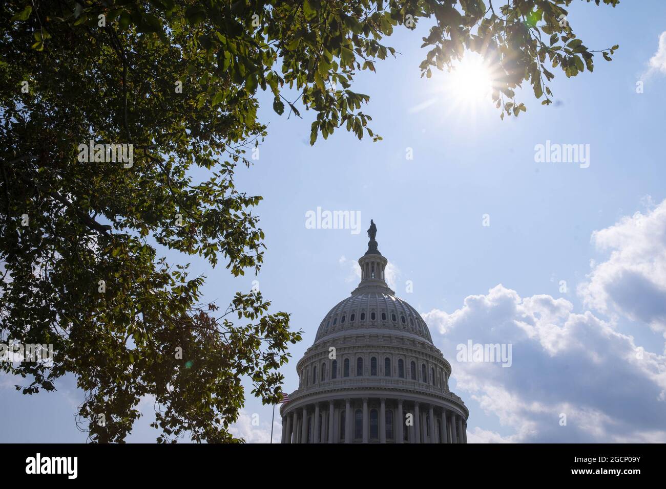 Washington DC, USA. August 2021. Das Äußere des US-Kapitols wird gesehen, als der Senat am Montag, dem 8. August 2021, daran arbeitet, das parteiübergreifende Infrastrukturgesetz in Washington, DC, voranzutreiben. Es wird erwartet, dass der Senat am Dienstagmorgen eine Schlussabstimmung abhält. Foto von Sarah Silbiger/UPI Credit: UPI/Alamy Live News Stockfoto