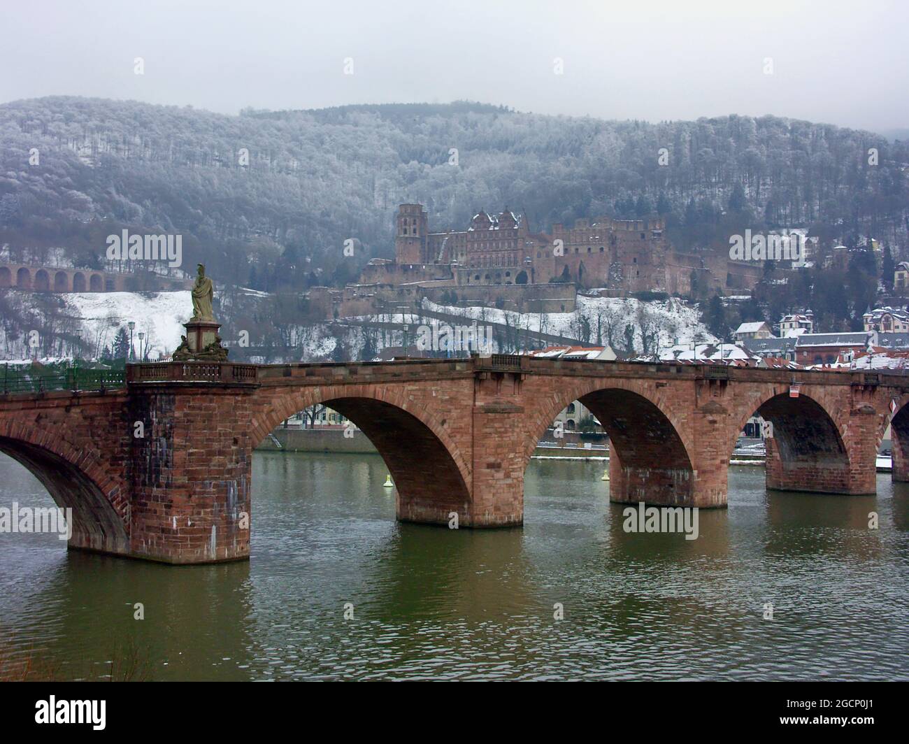 Heidelberg: Schloss über der Alten Brücke und dem Neckar, Baden-Württemberg, Deutschland Stockfoto