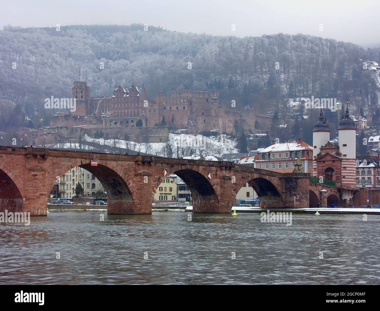 Heidelberg: Schloss über der Alten Brücke und dem Neckar, Baden-Württemberg, Deutschland Stockfoto