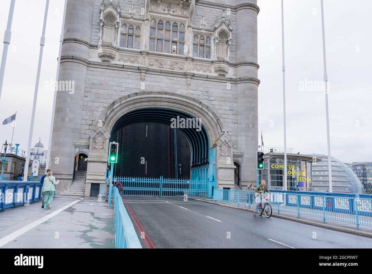 Die London Tower Bridge (Bascules Bridge) blieb vom frühen Montagnachmittag bis nach Mitternacht geöffnet Dienstag, den 10. August 2021 England Stockfoto