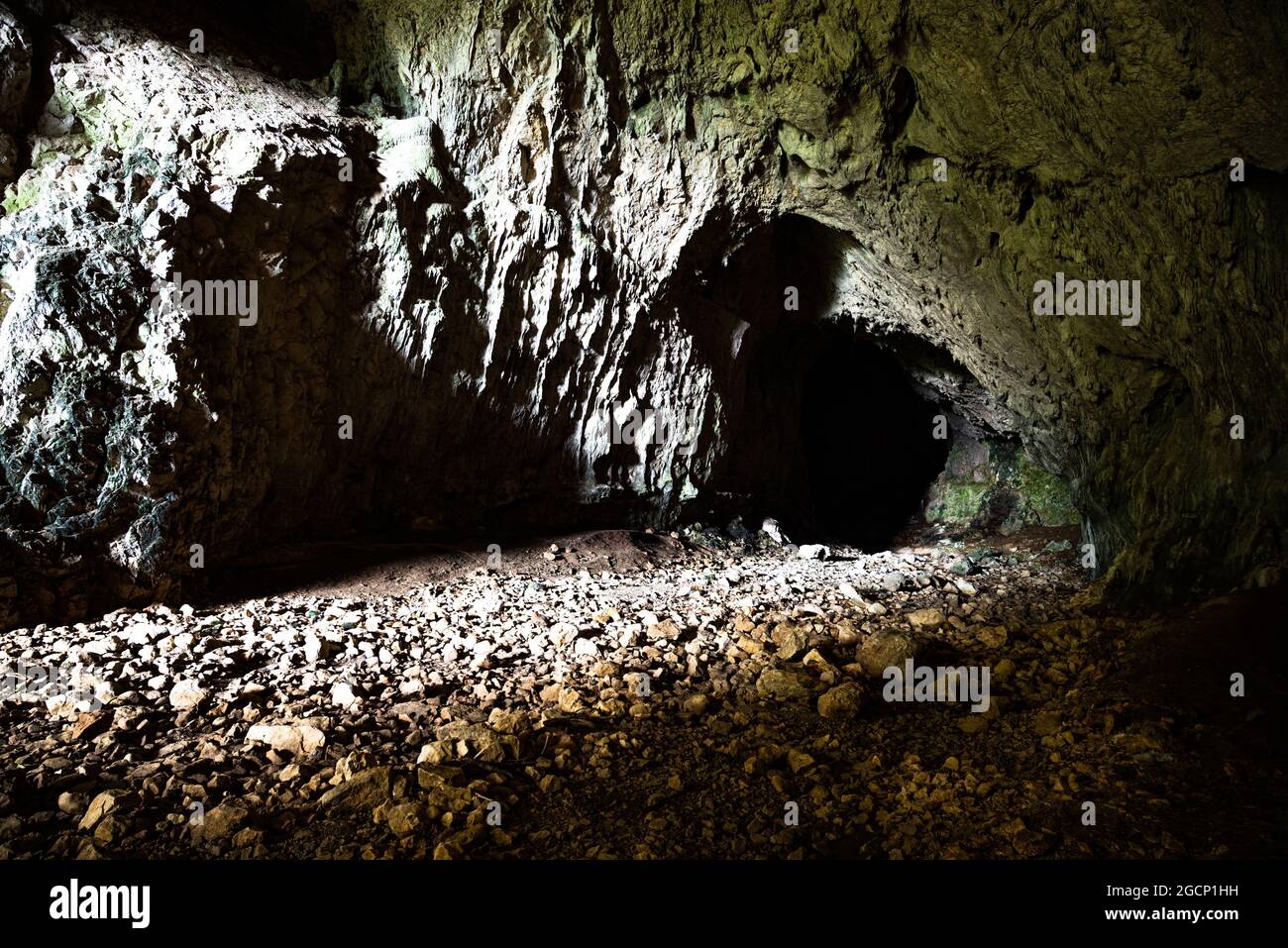 Felsenhöhle mit Steinen auf dem Boden Stockfoto