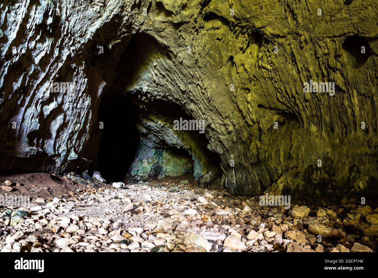 Felsenhöhle mit Steinen auf dem Groun Stockfoto