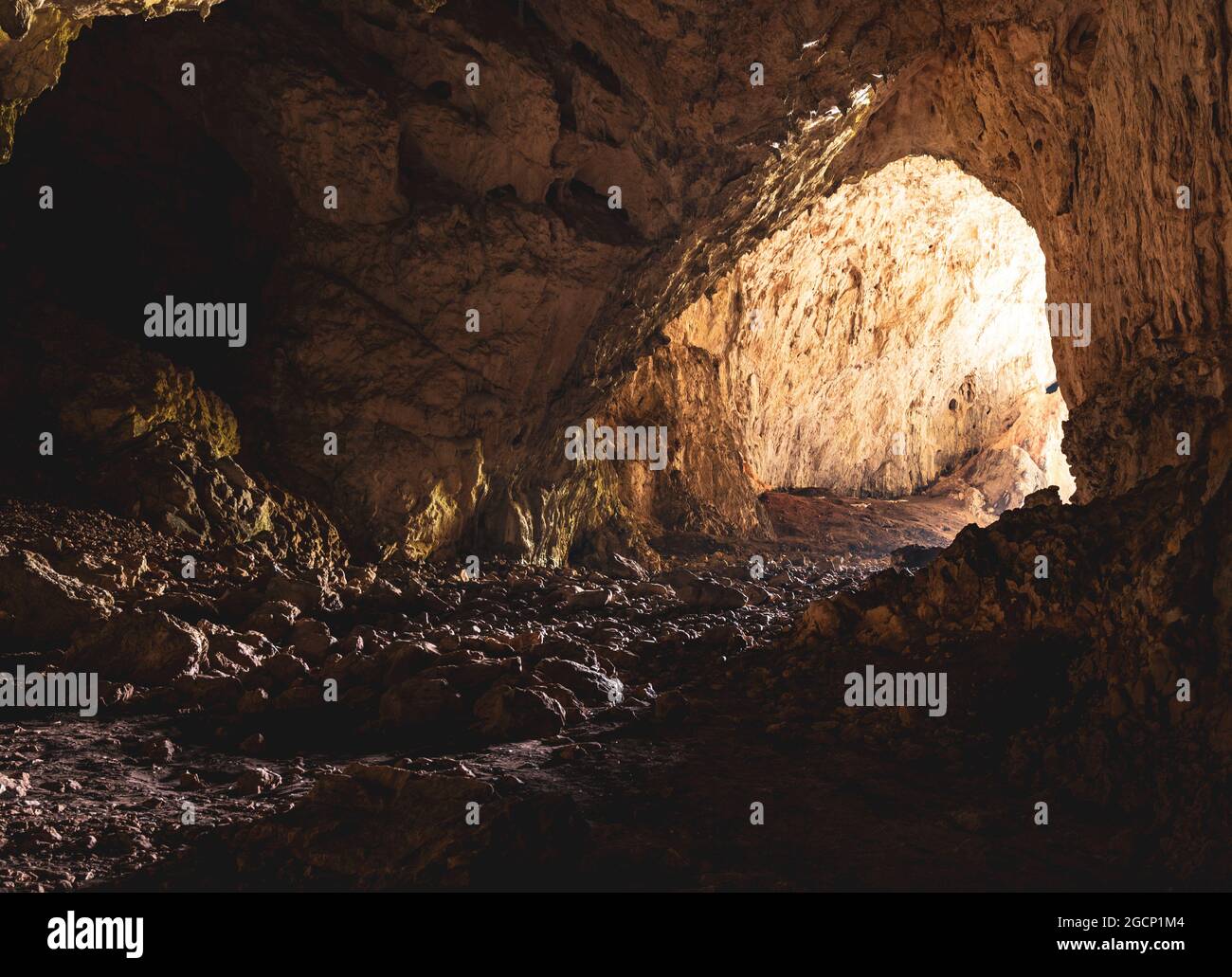Felsenhöhle mit Steinen auf dem Boden Stockfoto