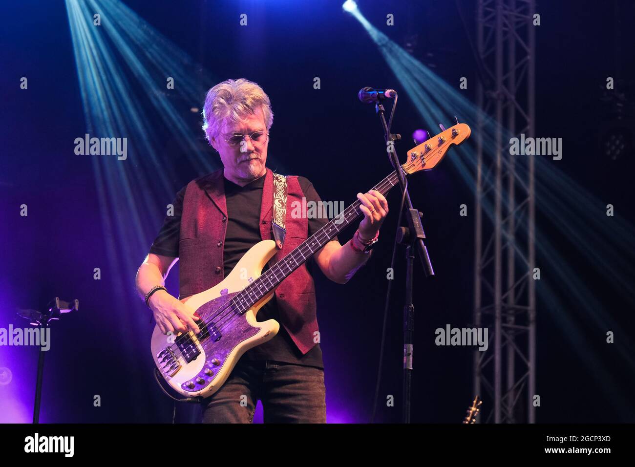 Wickham, Großbritannien. August 2021. Pat Davey, ehemaliger Bassist der Tom Robinson Band und Seven, tritt live mit Cregan & Co auf dem Wickham Festival auf. Kredit: SOPA Images Limited/Alamy Live Nachrichten Stockfoto