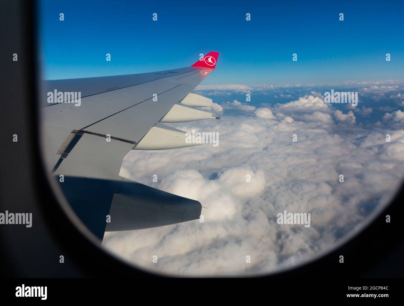 TÜRKEI - 15. JANUAR 2021: Die Ansicht ist Flügel eines türkischen Luftverkehrsflugzeugs Stockfoto