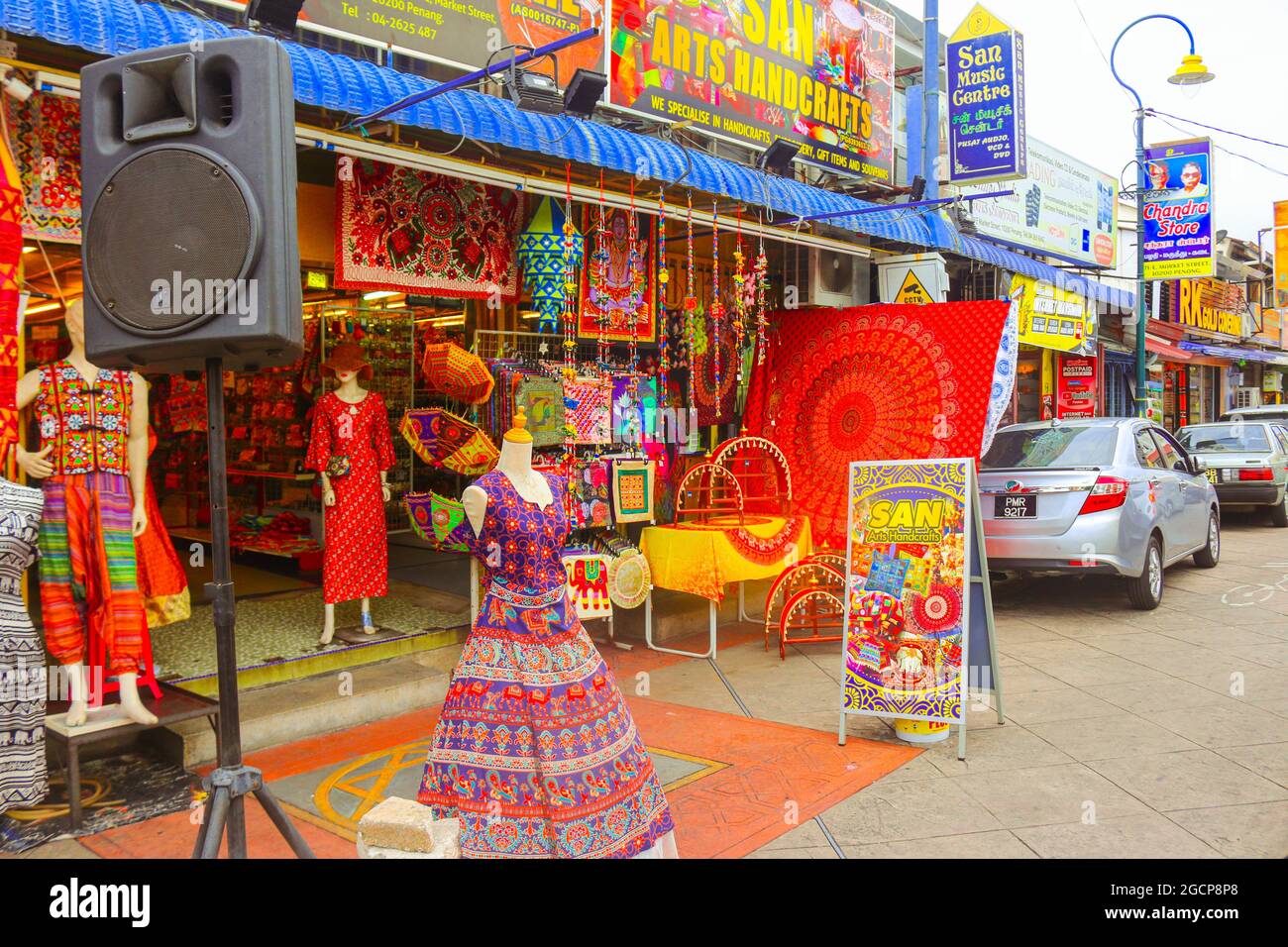 Boutique für farbenfrohe Punjabi-Anzüge und Sarees aus Indien in Georgetown, Penang, Malaysia Stockfoto