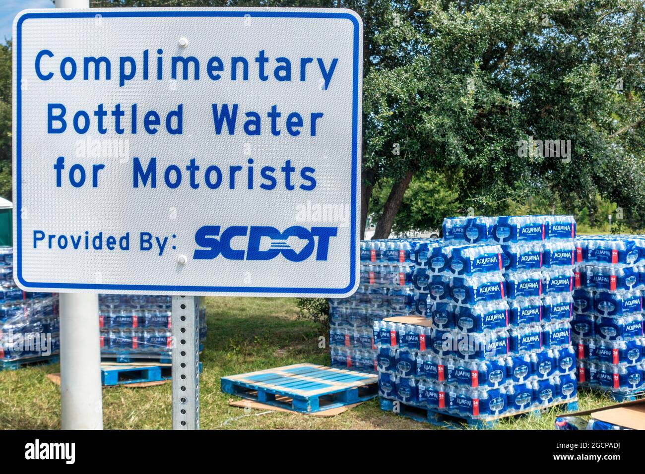 Kostenlose Fälle von Wasser für Menschen, die während einer Warnung des Kategorie-5-Wasserturms bei einem Raststopp auf der I-95 in South Carolina aus Florida evakuiert wurden. Stockfoto