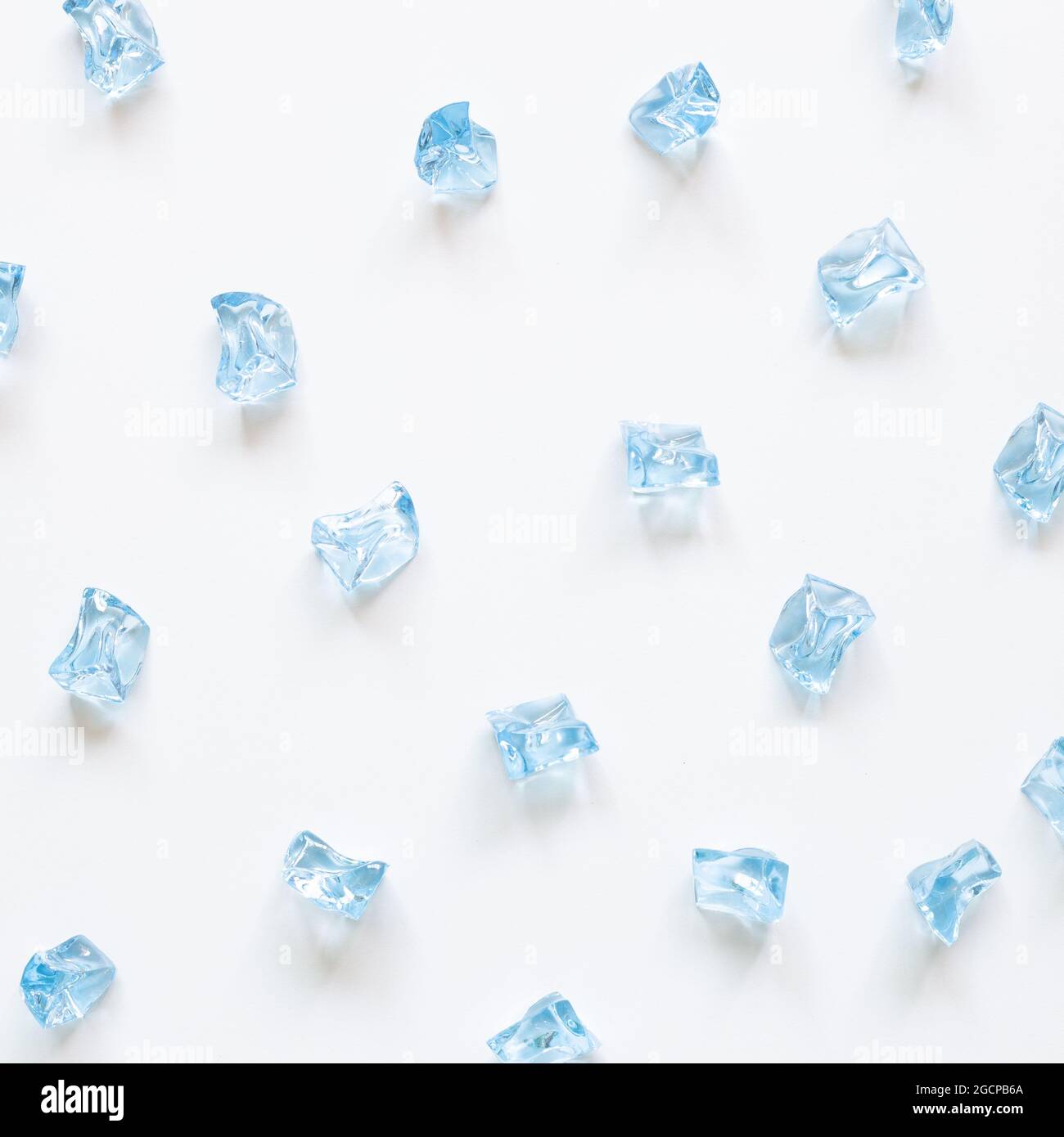 Blaue Eiswürfel auf weißem Hintergrund. Draufsicht, Kopierraum Stockfoto