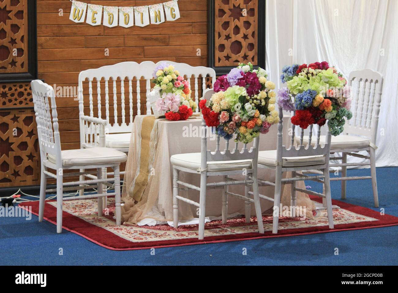 Tisch- und Stuhldekorationen für die Hochzeitszeremonie mit einem rustikalen Thema und einem romantischen und künstlerischen Shabby Chic. Stockfoto