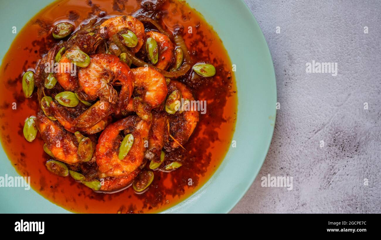 Köstliche Garnelen würziges Gericht mit stinkenden Bohnen in Malaysia als Sambal Udang Petai bekannt. Stockfoto