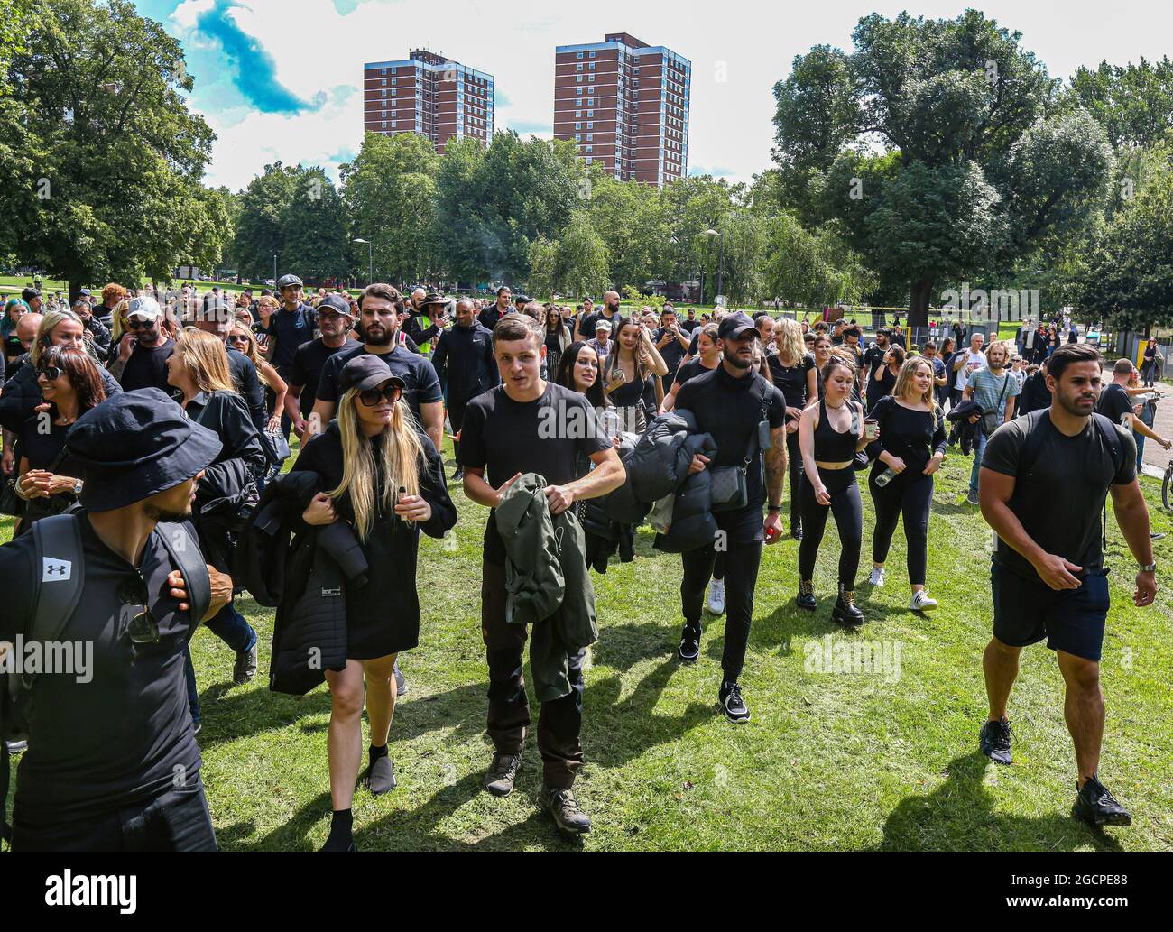 London, Großbritannien. August 2021. Demonstranten versammeln sich vor Shepherd's Bush Green, bevor sie während der Demonstration zu den Studioworks in der Wood Lane marschieren. Die Demonstranten veranstalteten eine Demonstration gegen die Medienvoreingenommenheit der Mainstream-Medien, kovidische Beschränkungen, Impfpass, Covid-Impfung für Kinder und den Freiheitsverlust nach dem Coronavirus-Gesetz. Kredit: SOPA Images Limited/Alamy Live Nachrichten Stockfoto