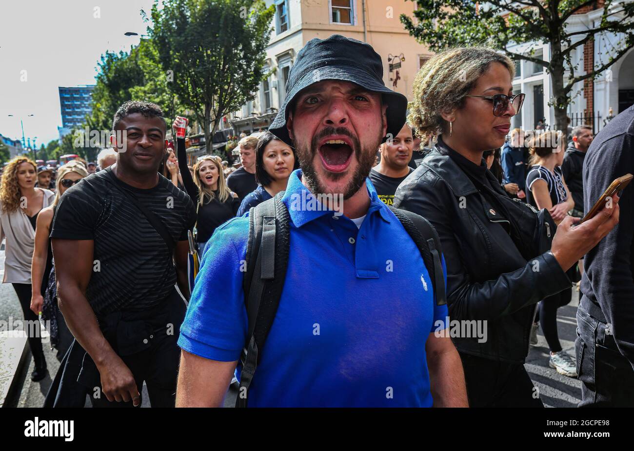 London, Großbritannien. August 2021. Während der Demonstration singt ein Protestler Slogans. Die Demonstranten veranstalteten eine Demonstration gegen die Medienvoreingenommenheit der Mainstream-Medien, kovidische Beschränkungen, Impfpass, Covid-Impfung für Kinder und den Freiheitsverlust nach dem Coronavirus-Gesetz. Kredit: SOPA Images Limited/Alamy Live Nachrichten Stockfoto