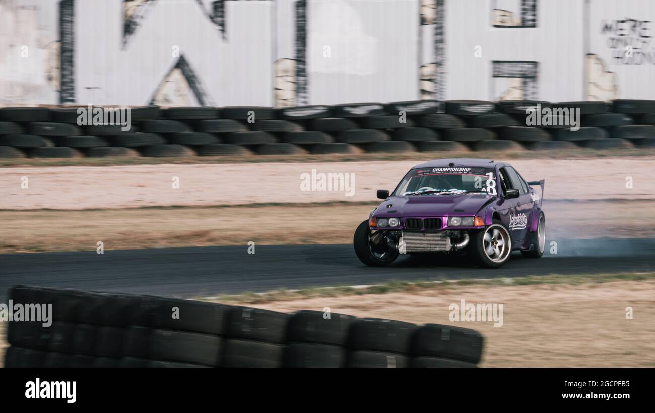 VicDrift Runde 2: Mike Lake driftet auf seinem Abschiedslauf um die Strecke, nachdem er in der Meisterschaftsrunde auf den 4. Platz aufgefahren ist. Stockfoto