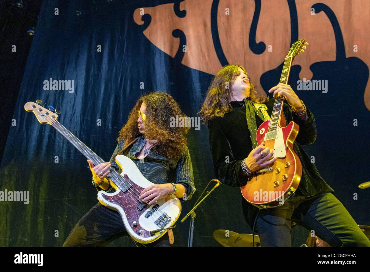 Milwaukee, USA. August 2021. Justin Smolian und John Notto von Dirty Honey während der Shake Your Money Maker Tour im American Family Insurance Amphitheatre am 8 2021. August in Madison, Wisconsin (Foto von Daniel DeSlover/Sipa USA) Quelle: SIPA USA/Alamy Live News Stockfoto