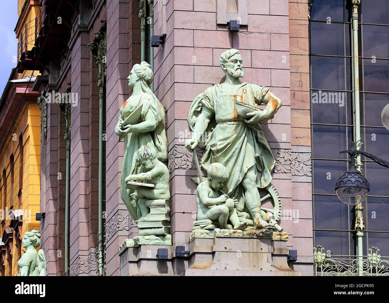 Allegorische Skulptur, die Industrie und Wissenschaft symbolisiert, an der Wand des frühneuzeitlichen Gebäudes Stockfoto