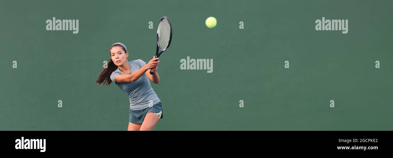 Tennisspieler, der auf dem Hardcourt-Banner im Freien ein Spiel spielt. Athlet Asian Frau schlagen Ball mit Schläger während Spiel Panorama Header. Auf grünem Banner Stockfoto