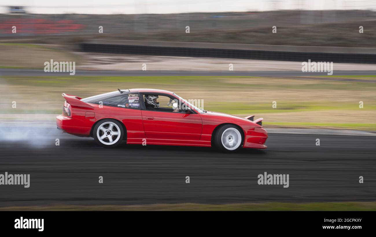 VicDrift Practice Day 2: Der rote Nissan 180SX driftet den Hügel hinunter auf dem Calder Park Raceway Reverse über das Hill Layout. Stockfoto