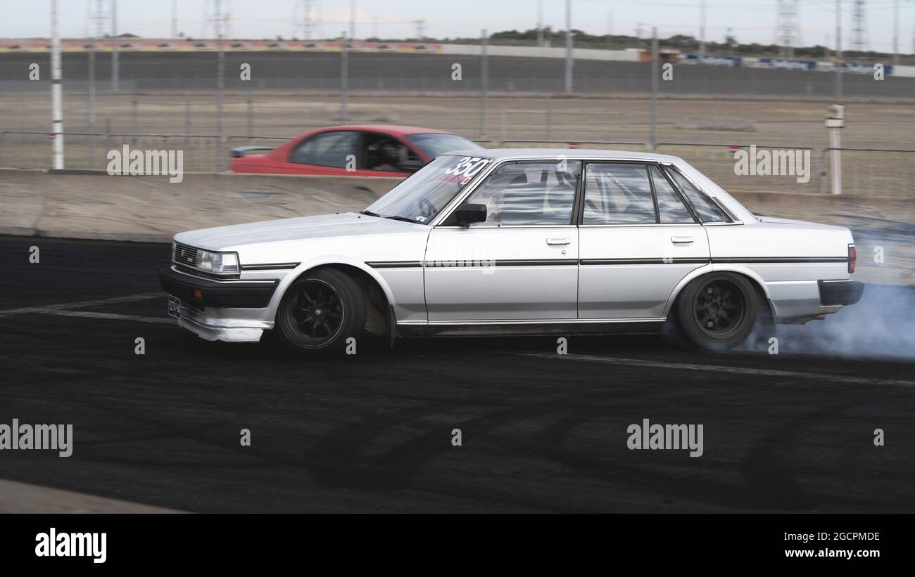VicDrift Practice Day 2: Der silberne Toyota Cressida driftet um die letzte Haarnadel auf dem Calder Park Raceway Formula Drift Layout. Stockfoto